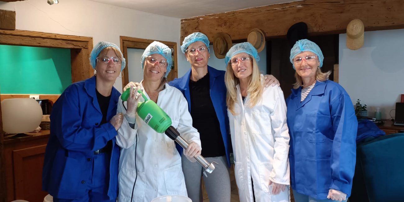 Groupe d'amies en atelier