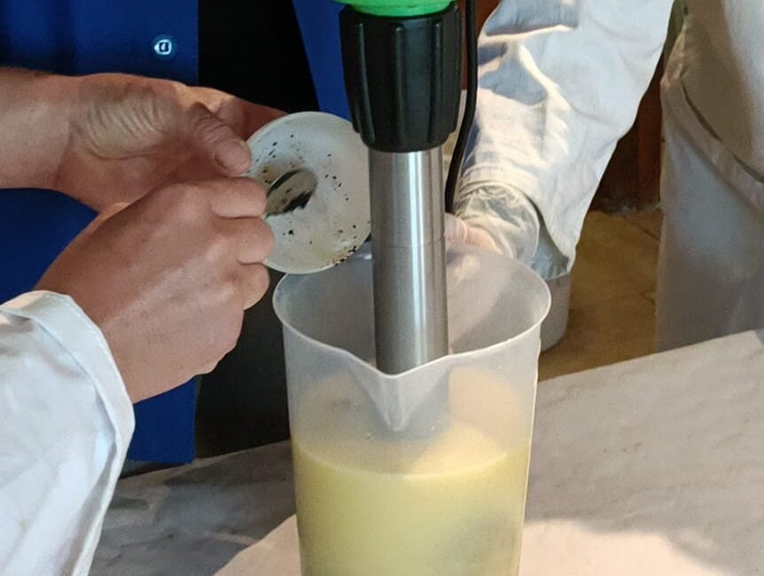 Ajout du marc de café dans le savon exfoliant